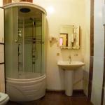 Совмещенный санузел с душевой кабиной в 2 местных 3 комнатных Апартаментах санатория Центросоюз в Кисловодске