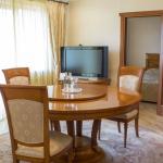Обеденный стол в гостиной 2 местных 2 комнатных Апартаментов в санатории Целебный Нарзан. Кисловодск