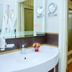 Совмещенный санузел с ванной в 2 местном 2 комнатном Романтическом Люксе санатория Целебный Нарзан. Кисловодск