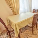 Стол и стулья в гостиной 2 местных 2 комнатных Апартаментов №308, 408 в санатории Долина Нарзанов Кисловодска