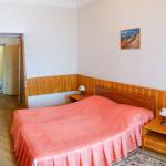 Кровать в спальне 2 местного 2 комнатного Люкса санатория Орджоникидзе в Кисловодске