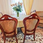 Обеденный стол и стулья в гостиной 2 местного 2 комнатного Полулюкса санатория Долина Нарзанов. Кисловодск
