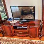 Телевизор в гостиной 2 местного 2 комнатного Полулюкса санатория Долина Нарзанов в Кисловодске