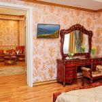 Телевизор и туалетный столик в 2 местном 2 комнатном Королевском Люксе санатория Целебный Нарзан в Кисловодске