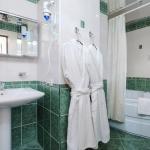Совмещенный санузел с ванной в 2 местном 2 комнатном Люксе Повышенной Комфортности санатория Виктория в Кисловодске