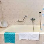 Ванная комната в 2 местном 1 комнатном Стандарте без балкона в санатории Долина Нарзанов Кисловодска