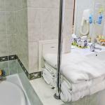Ванная комната в номере 2 местные 2 комнатные Апартаменты, VIP-корпус «Белая Вилла» № 103,203 санатория Долина Нарзанов в Кисловодске